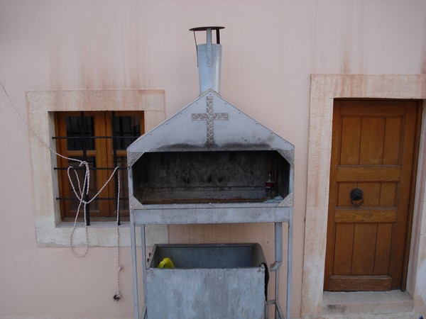 Chapelle%20a%20Hierapetra%20avec%20barbecue2%20et%20sa%20croix.jpg